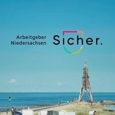 Es wird die Kugelbarcke in Cuxhaven mit dem Meer in Hintergrund gezeigt