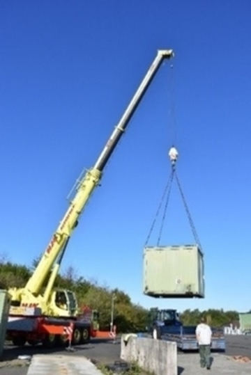 Kranarbeiten am Container der Gaswarnanlage